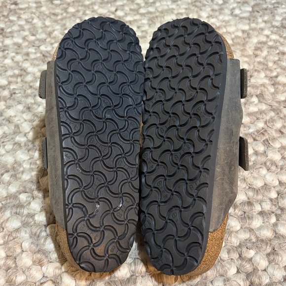 Birkenstock Dark Brown Double Buckle Arizona Sandals
Size-  Women’s 10/Men’s 8 - Picture 6 of 10